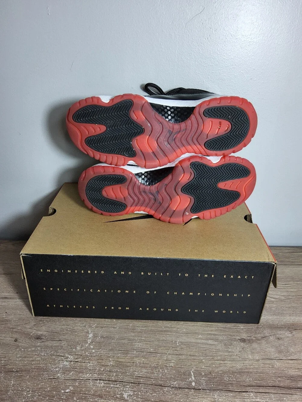 Jordan Retro Low Bred FV5104-006 SZ 9.5